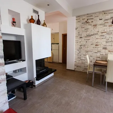 Argo - Your Luxury With Private Garden In Apartment Loutráki