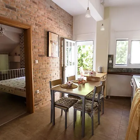 Διαμέρισμα Argo - Your Luxury With Private Garden In Λουτράκι